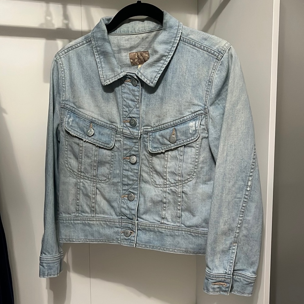 Hinge Distressed Cropped Light Wash Denim Jacket Size Medium